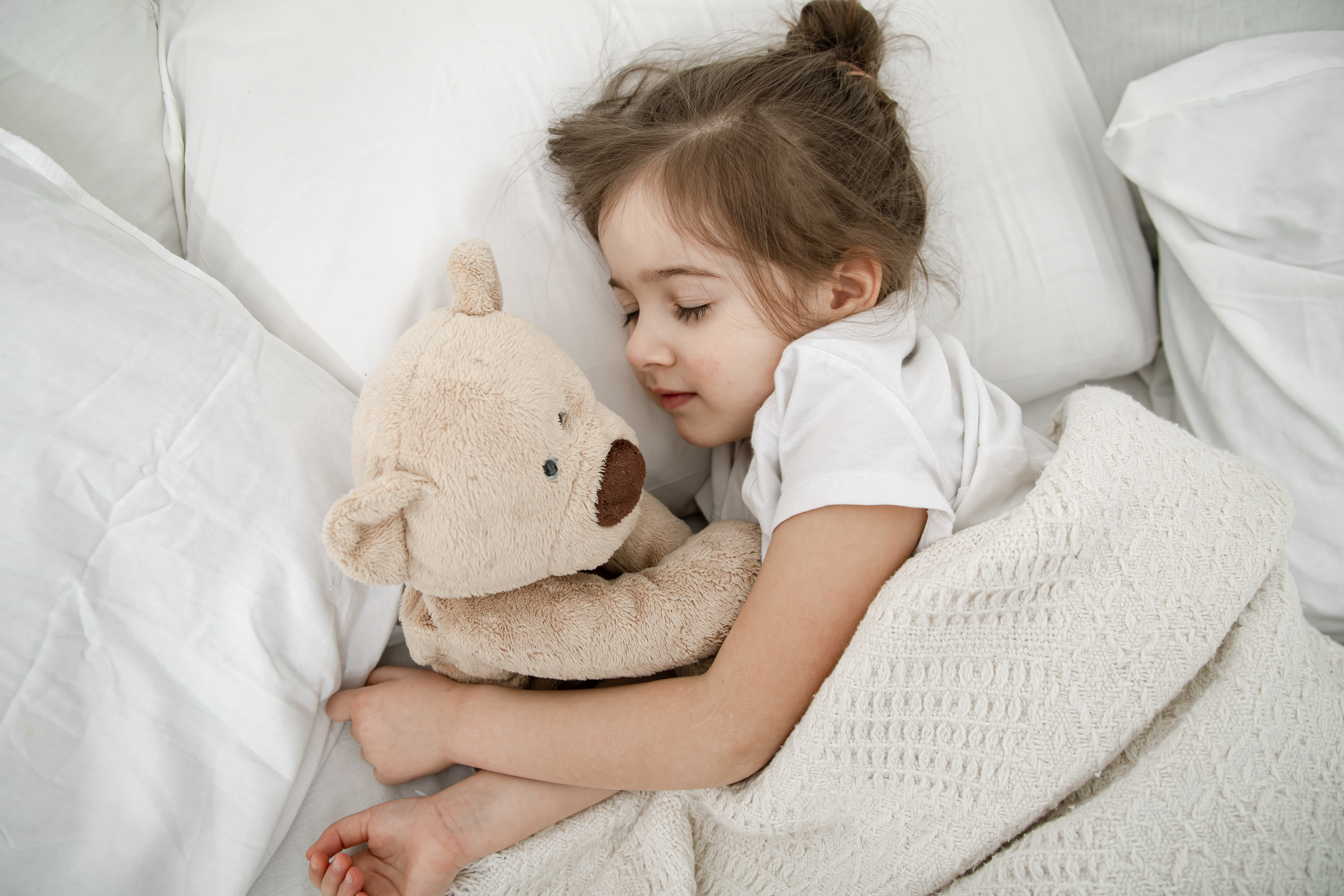 Bambina che dorme letto